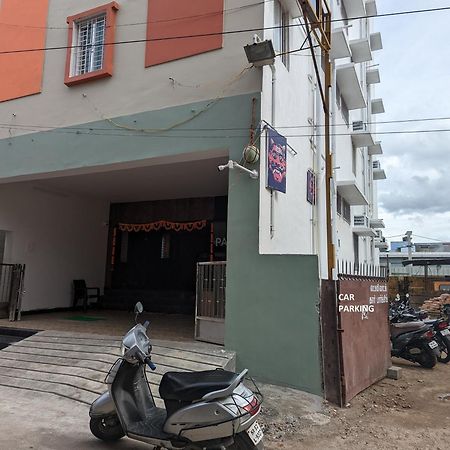 Pollāchi Lakshmi Paradise Lodge A/C מראה חיצוני תמונה