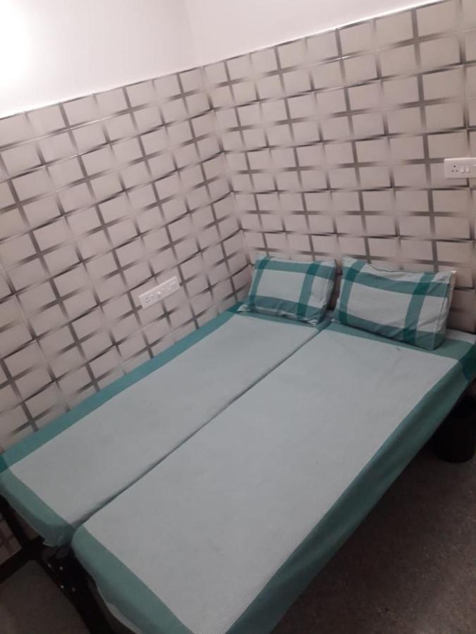 Pollāchi Lakshmi Paradise Lodge A/C מראה חיצוני תמונה