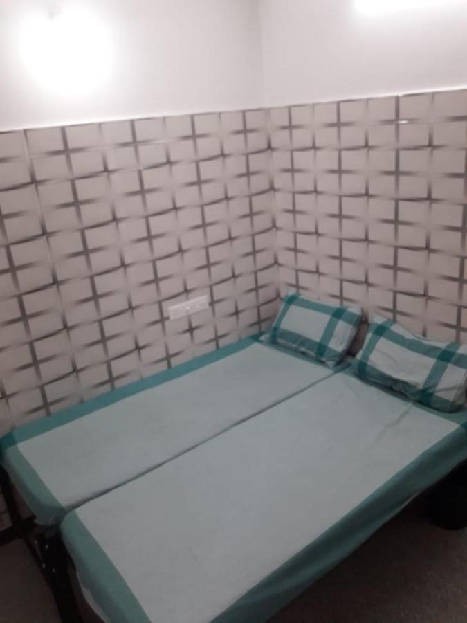 Pollāchi Lakshmi Paradise Lodge A/C מראה חיצוני תמונה